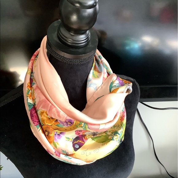 GUCCI silk scarf ~ VERY LOVELY print 💙❤️💜 - Picture 5 of 16